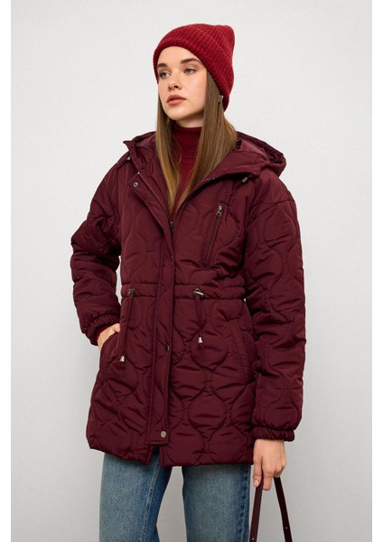 Kapüşonlu Beli Bağcıklı Kısa Kapitone Mont Bordo 6777