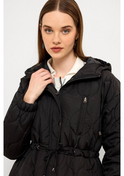 Kapüşonlu Beli Bağcıklı Kısa Kapitone Mont Siyah 6777 fırsatları