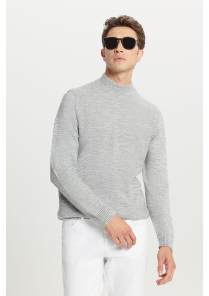 Standart Fit Normal Kesim Yarım Balıkçı Yaka Jakarlı Triko Kazak