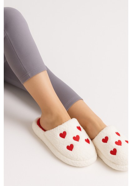 Peluş Kırmızı Aşk Kalpli Kadın Ev Terliği Rahat ve Şık Kışlık Hafif Kaymaz