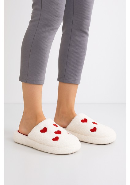 Peluş Kırmızı Aşk Kalpli Kadın Ev Terliği Rahat ve Şık Kışlık Hafif Kaymaz modelleri