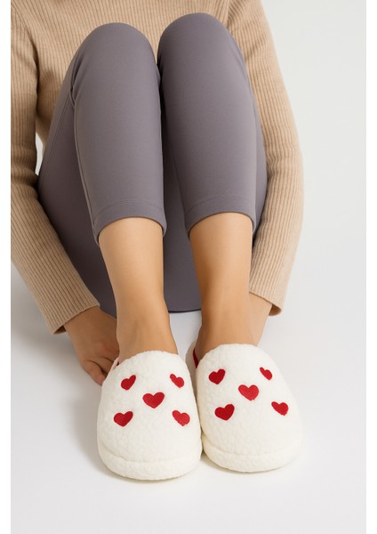 Peluş Kırmızı Aşk Kalpli Kadın Ev Terliği Rahat ve Şık Kışlık Hafif Kaymaz