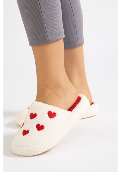 Peluş Kırmızı Aşk Kalpli Kadın Ev Terliği Rahat ve Şık Kışlık Hafif Kaymaz