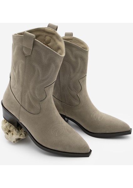 Kadın Sivri Burun Nakışlı Western Bot Nilva Vizon Süet