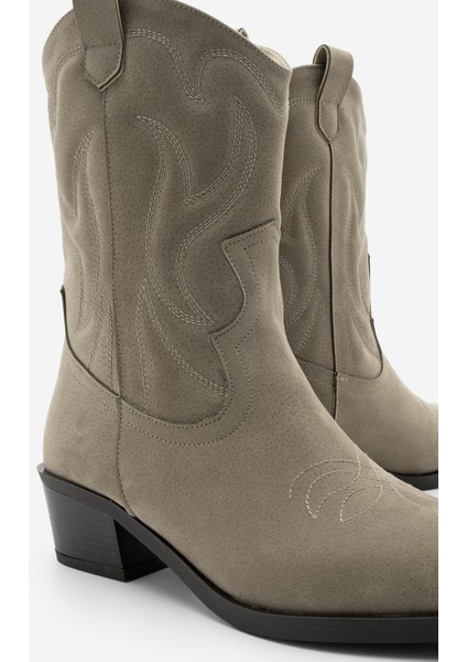 Kadın Sivri Burun Nakışlı Western Bot Nilva Vizon Süet