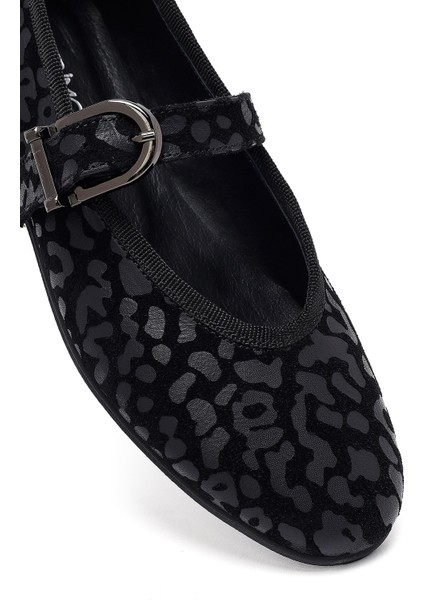 Kadın Siyah Leopar Desenli Tokalı Süet Deri Babet 25AFD201510