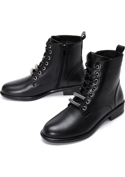 Kadın Siyah Bağcıklı Fermuar Detaylı Deri Postal Bot 25WFD420118 modelleri