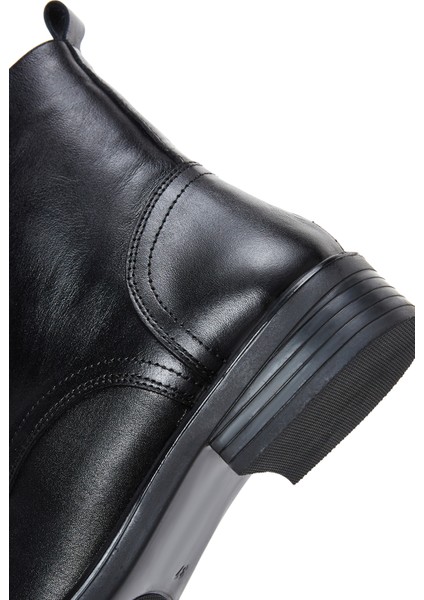 Kadın Siyah Bağcıklı Fermuar Detaylı Deri Postal Bot 25WFD420118