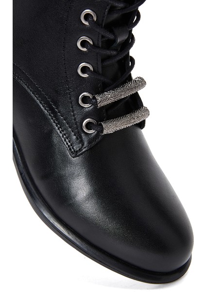 Kadın Siyah Bağcıklı Fermuar Detaylı Deri Postal Bot 25WFD420118