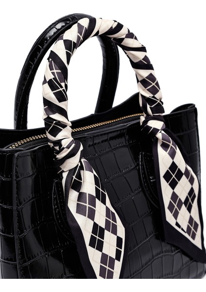 Kadın Siyah Uzun Askılı Kroko Desenli Mini Kol Çantası 25WBD2713E3