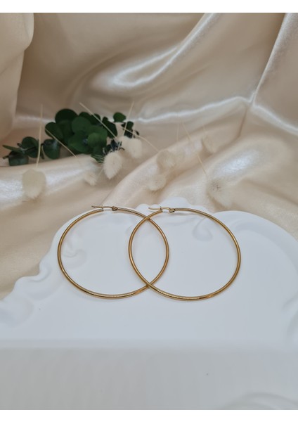 Kadın Altın Renk Büyük Halka Küpe – Minimal ve Şık Tasarım