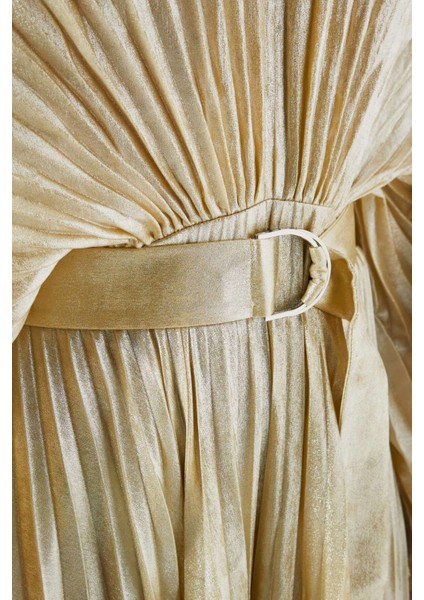 Altın Renkli Pleated Elbise - D-V Yakası - D Halkalı Bel Kemeri - %100 Polyester fırsatları