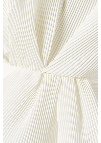 Beyaz Pregirili Elbise - Yüksek Kalite Polyester - Şık Tasarım ile Minimalist Görünüm fırsatları