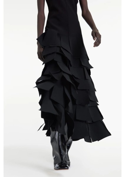 Siyah Anvelop Siluetli Kolsuz Elbise Lazer Kesim ve Yırtmaç Detaylı Modern Zarafet modelleri