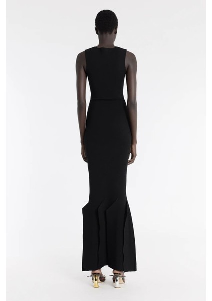 Siyah Slim Fit Örgü Elbise 3D Etek Paneli ve Dekolteli Modern Siluet fiyatları