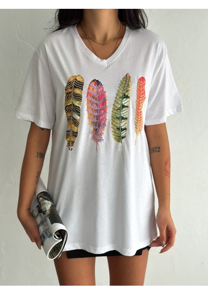 Özgü Giyim Butik Laderra Kadın V Yaka Önü Tüy Desenli Baskı Üzeri Pul Payet Işli T-Shirt
