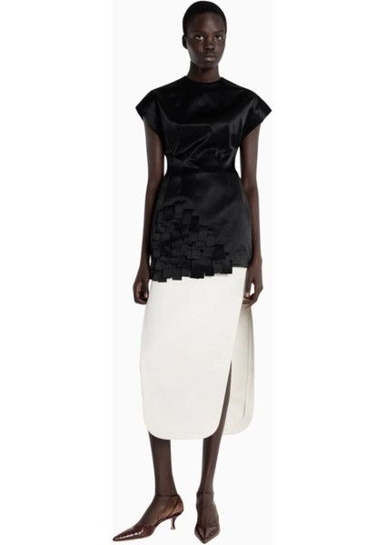 Inci Beyazı Yüksek Bel Duchesse Saten Yırtmaçlı Etek Zarif ve Yapısal Tasarım