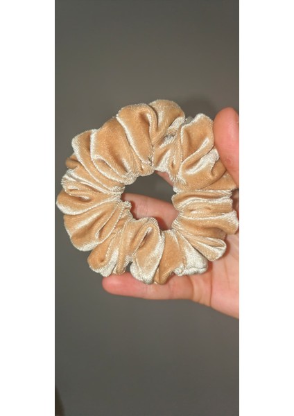 “latte” – Açık Kahverengi Kadife Scrunchie Saç Tokası