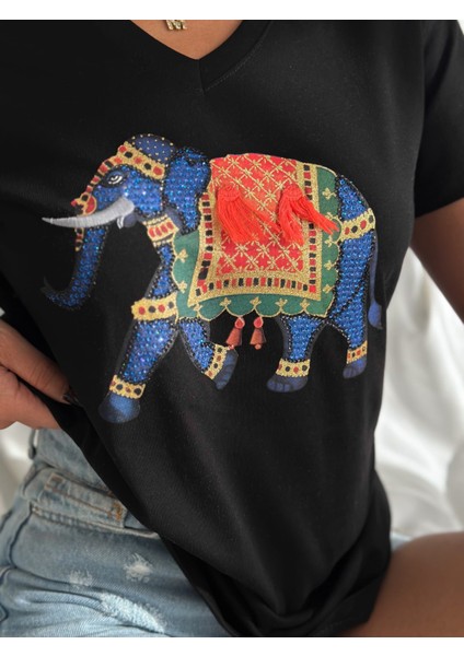 Özgü Giyim Butik Laderra Kadın V Yaka Siyah Önü Fil Desenli Pul Payet Işli T-Shirt fiyatları