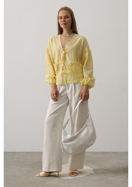 Kalp Detaylı Bağlamalı Brode Bluz - Sarı fiyatları