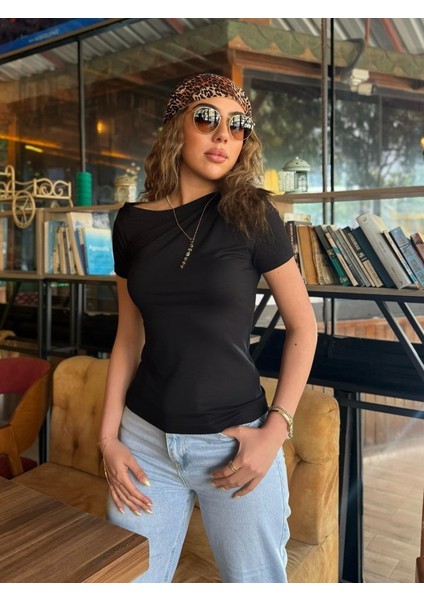 Kadın Kısa Kollu Tek Omuzu Açık Büzgülü Viskon Bluz fiyatları