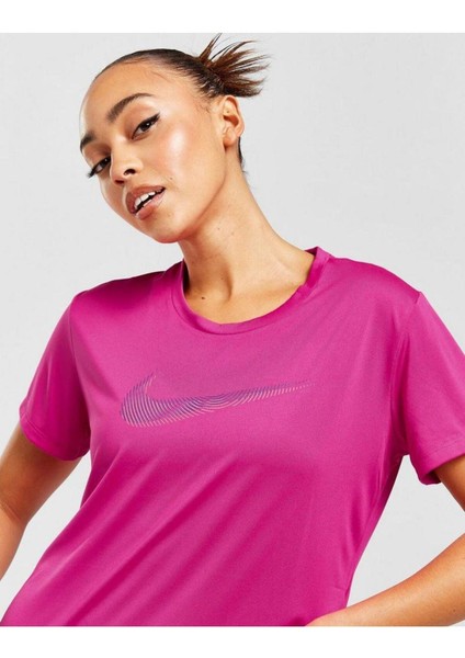 Dri-Fit Swoosh Run Kadın Standart Kesim Spor Tişört fiyatları