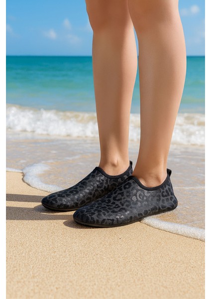 Siyah Leopar Desenli Kaymaz Tabanlı Esnek Hafif Kadın Havuz Plaj Deniz Ayakkabısı