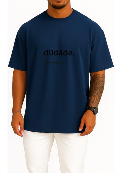 Oversize Dildade Gönlünü Vermiş Aşık Göğüs Tasarımlı Unisex T-Shirt