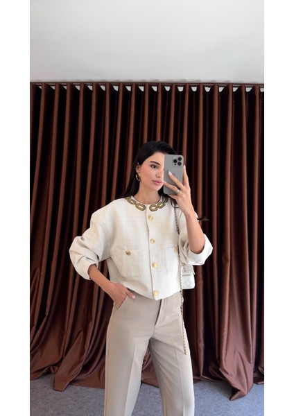 Yaka Zincir Detaylı Ekru Ceket