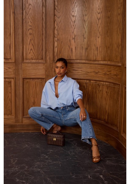 Düğmeli Mavi Gömlek