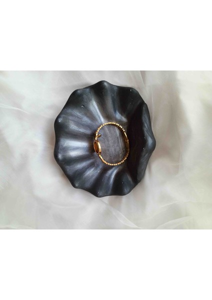 Mat Siyah Deniz Kabuğu Formlu Beton Takı Kasesi – Taş Tozu Karışımlı Dekoratif Tabak