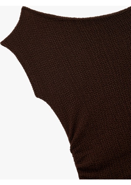 Bürümcük Kumaş Drape Detaylı Asimetrik Kayık Yaka Kolsuz Bluz modelleri
