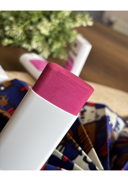 Hello Blush Doğal Işıltılı Stick Allık - Berry Kiss indirimleri