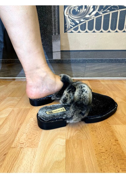 Sandalet Suni Deri Iç Kısımda Kürk Rahat Siyah Timsah Derisi Desenli Parlak Dış Yüzey Kalın Taban modelleri