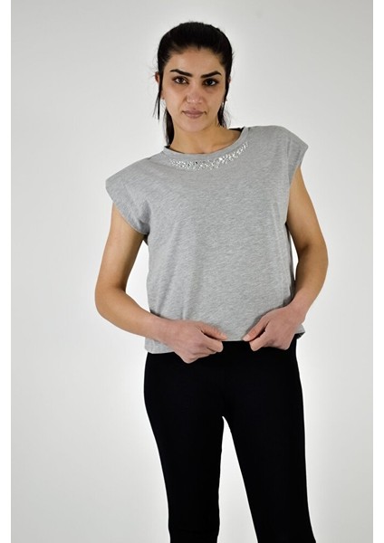 Yaka Detaylı Vatkalı T-Shirt