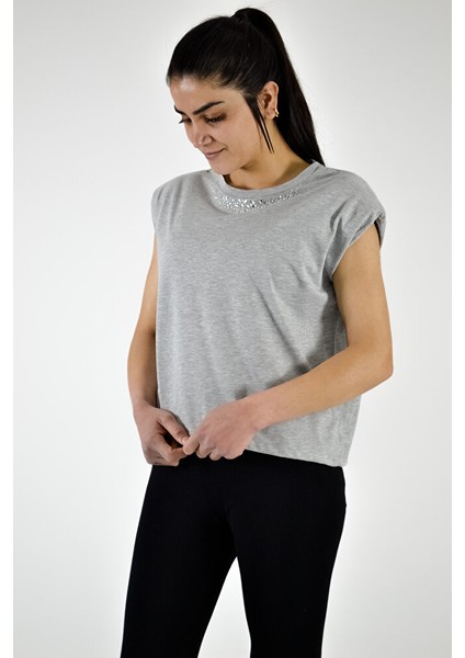 Yaka Detaylı Vatkalı T-Shirt fırsatları