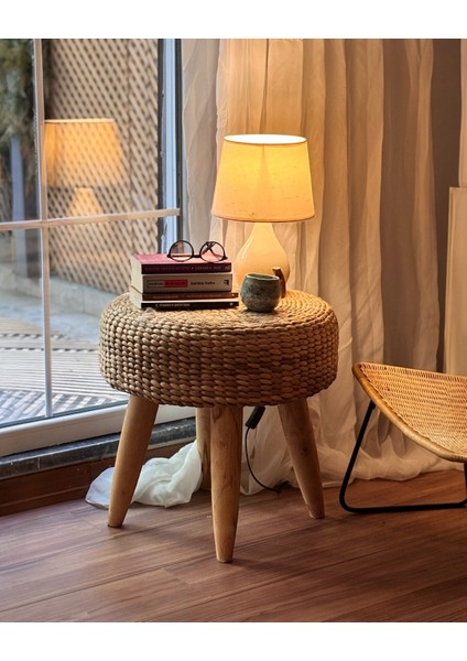 Su Sümbülü Tabure – 50 cm El Yapımı Puf & Masif Ahşap Ayaklı Sehpa Doğal Su Sümbülü Puf – 50 cm Dekoratif Tabure & Çok Amaçlı Kullanım