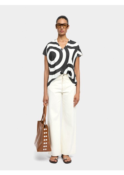 Desenli V Yakalı T-Shirt