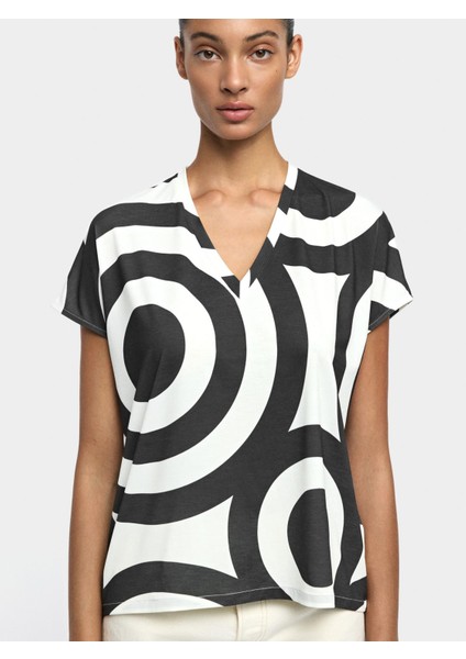 Desenli V Yakalı T-Shirt fiyatları