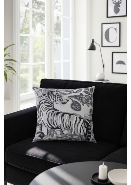 Kaplan Çiçekli Kırlent Kılıfı Siyah 43X43