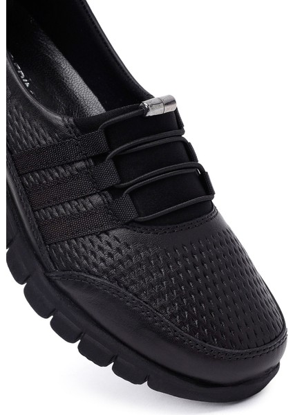 Kadın Siyah Deri Comfort Loafer 25AFD500818
