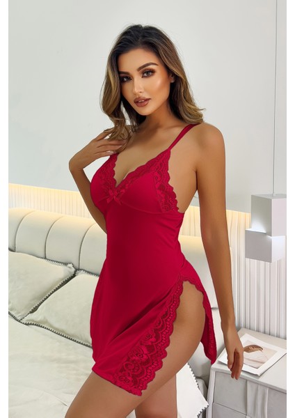 Dantelli Yanlardan Derin Yırtmaçlı Gecelik