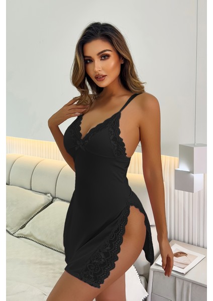 Dantelli Yanlardan Derin Yırtmaçlı Gecelik