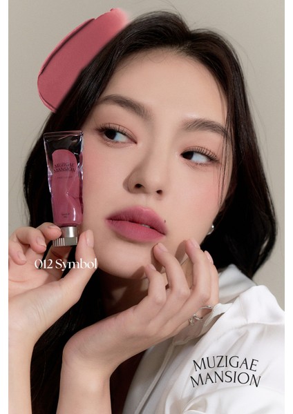 Gül Özlü, Kadife Bitiş Sunan, Nemlendirici ve Kalıcı Tint MUZIGAE MANSION Objet Liquid 012 Symbol