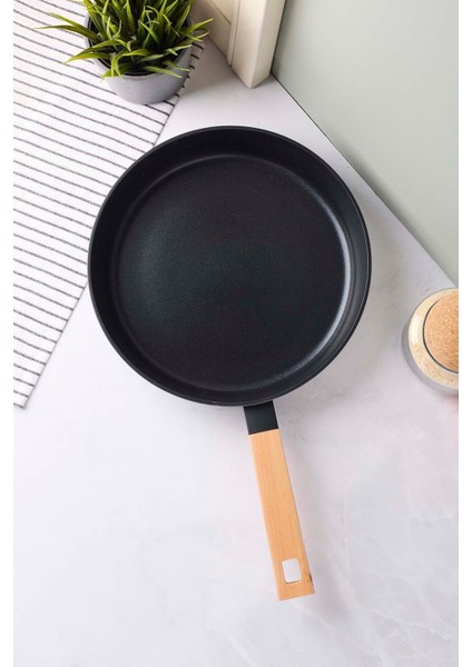 Cookwood Black Indüksiyon Tabanlı Ahşap Saplı Seramik Tava 28 cm modelleri