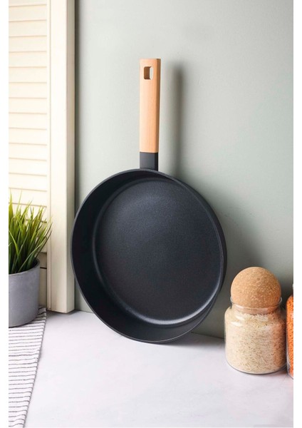 Cookwood Black Indüksiyon Tabanlı Ahşap Saplı Seramik Tava 28 cm fırsatları