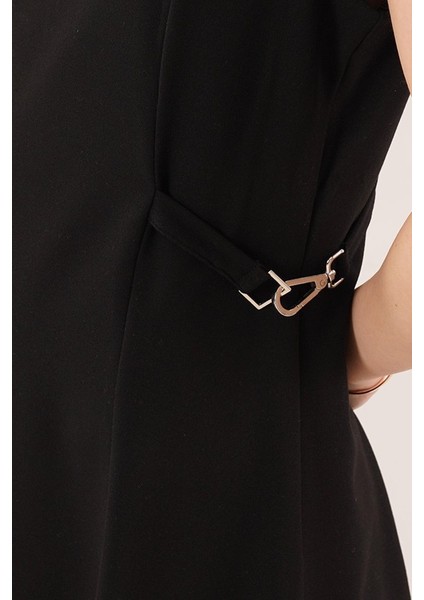 Yanları Zincir Detaylı Sıfır Kol Siyah Mini Elbise