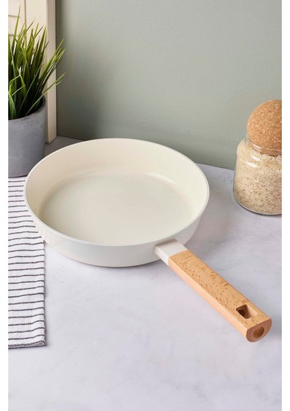 Cookwood Beige Indüksiyon Tabanlı Ahşap Saplı Seramik Tava 24 cm