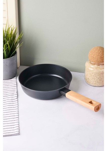 Cookwood Black Indüksiyon Tabanlı Ahşap Saplı Seramik Tava 20 cm
