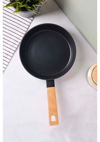 Cookwood Black Indüksiyon Tabanlı Ahşap Saplı Seramik Tava 20 cm fırsatları